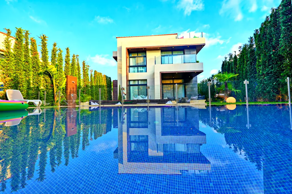 A villa and pool at Ohana Hills